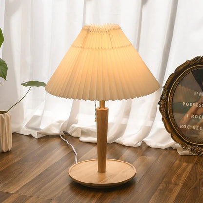 Lampe de table en bois plissée intemporelle – Un parfait mélange d'élégance classique et d'utilité moderne