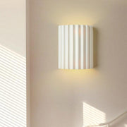 Chic wall sconce with pleated lampshade – Elevate your space with modern elegance and soft illumination