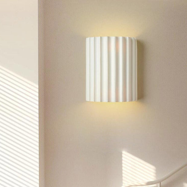 Chic wall sconce with pleated lampshade – Elevate your space with modern elegance and soft illumination