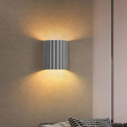 Chic wall sconce with pleated lampshade – Elevate your space with modern elegance and soft illumination