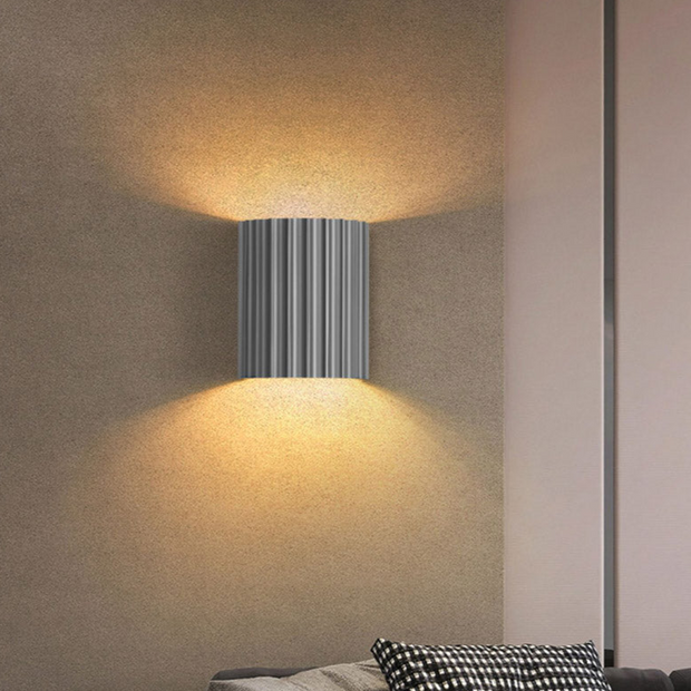 Chic wall sconce with pleated lampshade – Elevate your space with modern elegance and soft illumination