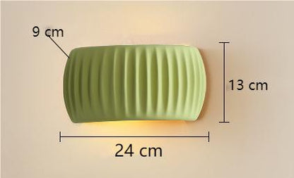 Väggapplikation i räfflad skandinavisk harts – Modern chic design för ett varmt omgivande ljus