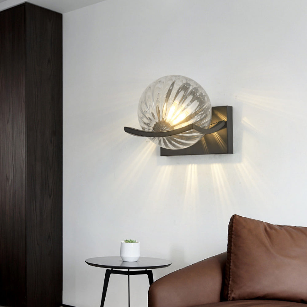 Modern and sleek LED wall light in glass - Durable and elegant design perfect for your living room, bedroom, and hallway