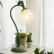 Charming vintage floral table lamp – Nature-inspired elegance and functional design