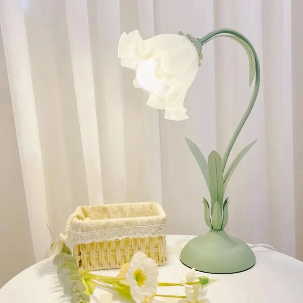 Charming vintage floral table lamp – Nature-inspired elegance and functional design