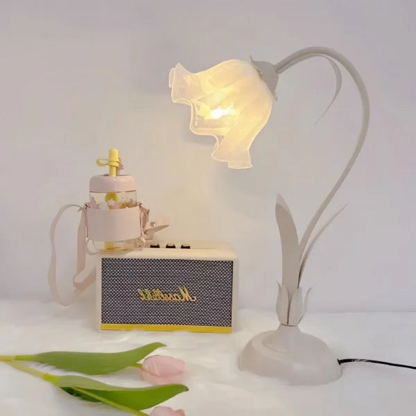 Charming vintage floral table lamp – Nature-inspired elegance and functional design