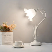 Charming vintage floral table lamp – Nature-inspired elegance and functional design