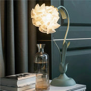 Charming vintage floral table lamp – Nature-inspired elegance and functional design