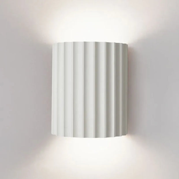 Chic wall sconce with pleated lampshade – Elevate your space with modern elegance and soft illumination