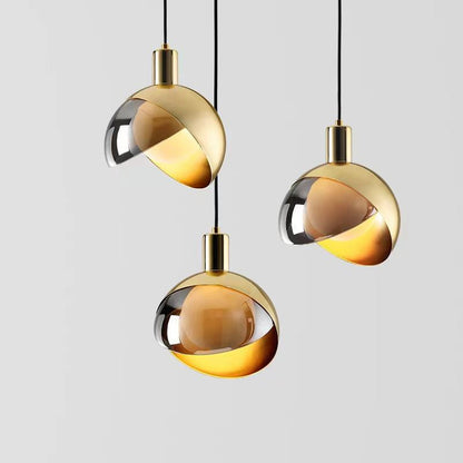 Elegante noordse glazen en gouden hanglamp – Stijlvol ontwerp met gerookte lampenkap