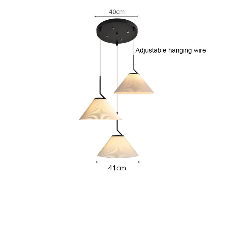 Élégance scandinave : Suspension LED en tissu crème avec design plissé nordique