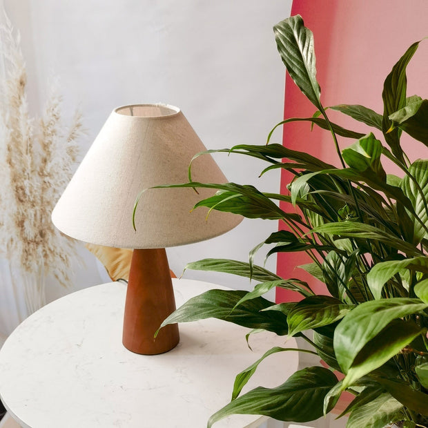 Solid wood table lamp with elegant 1950s design – A timeless addition to your decor