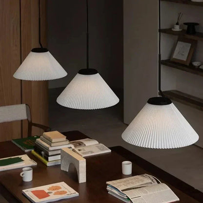 Élégance scandinave : Suspension LED en tissu crème avec design plissé nordique